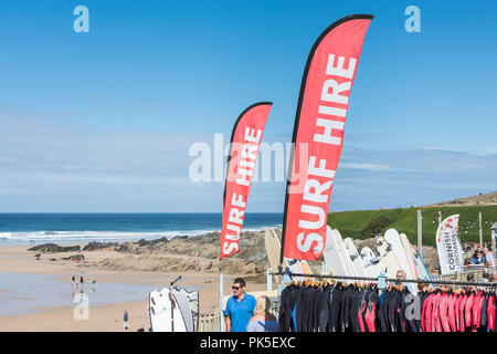 Bunte Banner Werbung Surfen Mietwagen am Fistral in Newquay Cornwall. Stockfoto