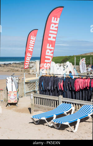 Bunte Banner Werbung Surfen Mietwagen am Fistral in Newquay Cornwall. Stockfoto