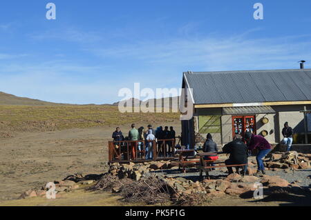 Eine Gruppe von Personen, die an Sani Lodge an der Spitze der Sani Pass in der Nähe von Lesotho und Südafrikanische Rand Stockfoto