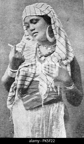 1920er Bild - Nationale Kleid zu dieser Zeit - eine typische ägyptische Frau Stockfoto