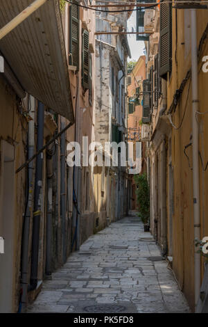 Eine typische griechische Seitenstraße in der Altstadt von Kerkyra auf der griechischen Insel Korfu in Griechenland. Stockfoto