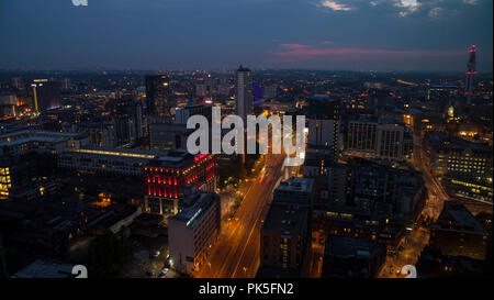 Birmingham, England - Juni 08 2016: Skyline bei Nacht. Schuß an einem hohen Winkel nach Westen mit der Mailbox retail Center im Vordergrund. Stockfoto