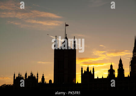 Die Houses of Parliament in London, England durch einen goldenen Sonnenuntergang Silhouette. Stockfoto