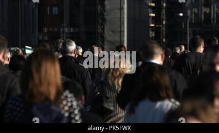 Große Menschenmenge nicht identifizierbare Fußgänger in London 40 Stockfoto