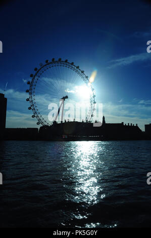 LONDON EYE, LONDON - 14. FEBRUAR 2011 auch als Millennium Wheel bekannt. Dramatische Silhouette des Riesenrades am frühen Morgen. Der County Hall Building. Stockfoto