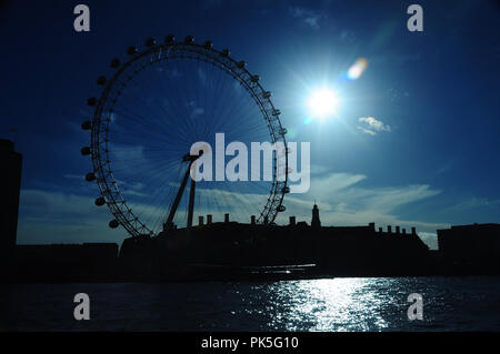 LONDON EYE, LONDON - 14. FEBRUAR 2011 auch als Millennium Wheel bekannt. Dramatische Silhouette des Riesenrades am frühen Morgen. Der County Hall Building. Stockfoto