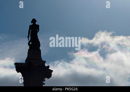 Nelson's Column, London Silhouette. Spalte und die Statue von Admiral Lord Nelson bei Trafalgar Square im Zentrum von London. Blauer Himmel mit weißen Wolken. Stockfoto