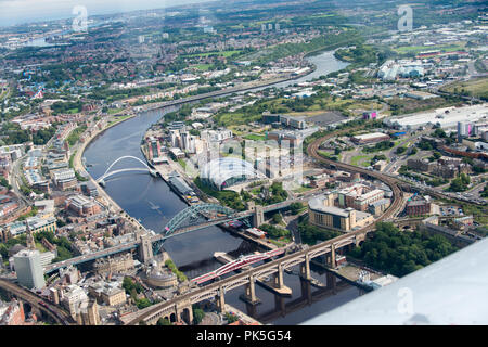 Ariel Fotographie von leichten Flugzeugen des Flusses Tyne, das hohe Niveau, Tyne, Swing und Millenium Brücken zwischen Gateshead und Newcastle. Stockfoto