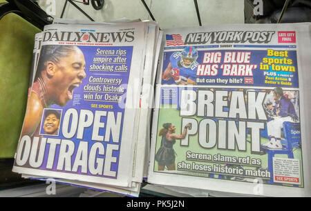 Die New York Post und der New York Daily News Zeitung am Sonntag, 9. September 2018 Bericht über die vorangegangenen Tage umstrittenen Verlust von Serena Williams Naomi Osaka die die U.S. Open Tennisturnier. Williams erhielt drei Verstöße für die visuelle Anweisungen von Ihrem Trainer während eines Spiels, knalligen ihren Schläger und schließlich eine verbale Attacke gegen den Schiedsrichter. (© Richard B. Levine) Stockfoto