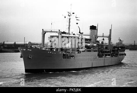 AJAXNETPHOTO. 12. APRIL 1982. PORTSMOUTH, ENGLAND - FALKLANDINSELN ABREISE. RFA STROMNESS SEGEL FÜR DEN SÜDATLANTIK FOTO: Jonathan Eastland/AJAX REF: 821204 Stockfoto