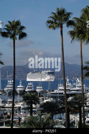 AJAXNETPHOTO. 2017. CANNES, Frankreich. - Blick über die Bucht mit KREUZFAHRTSCHIFF NORWEGIAN EPIC VERANKERT mittlere Entfernung, Foto: Caroline Beaumont/AJAX REF: CJP 172410 2002 Stockfoto