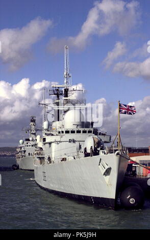 AJAXNETPHOTO. 5. Oktober 2004. PORTSMOUTH, England. - Typ 42 Zerstörer HMS GLASGOW GÜNSTIG VOR TYP 23 Fregatte HMS ST. ALBANS. Foto: Jonathan Eastland/AJAX. REF: D 40510 1030 Stockfoto