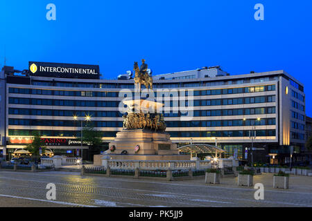 Reiterdenkmal Kaiser (ZAR) Alexander II. von Russland (1818-1881) außerhalb der Intercontinental Hotel in Sofia, Bulgarien Stockfoto