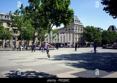 Jugendliche skate am Platz der Republik (Place de la Republique) in Paris. Das Bild zeigt die Jugend Kultur der Stadt. Stockfoto