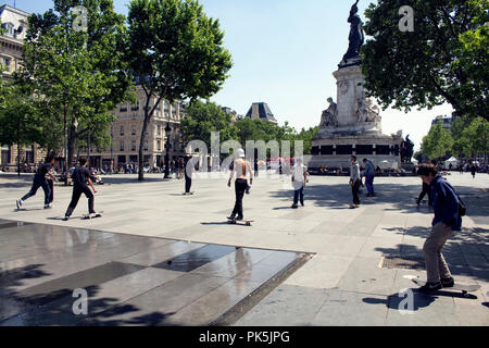 Jugendliche skate am Platz der Republik (Place de la Republique) in Paris. Das Bild zeigt die Jugend Kultur der Stadt. Stockfoto