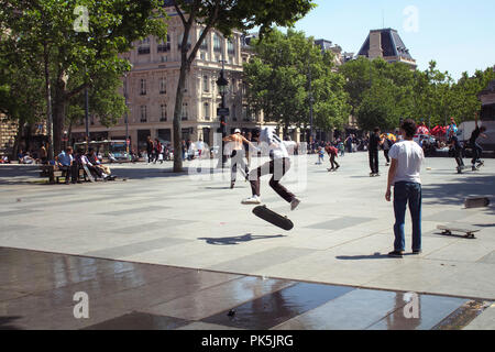 Jugendliche skate am Platz der Republik (Place de la Republique) in Paris. Das Bild zeigt die Jugend Kultur der Stadt. Stockfoto