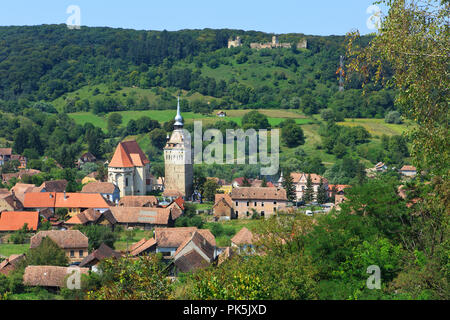 Panoramablick auf die befestigte gotische Evangelische Kirche (1496), ein UNESCO-Weltkulturerbe, und Burg Saschiz (Siebenbürgen), Rumänien Stockfoto