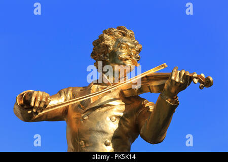 Goldene Statue des österreichischen Komponisten Johann Strauss Jr. (1825-1899) am Stadtpark (Stadtpark) in Wien, Österreich Stockfoto