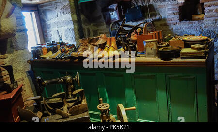 Alter Schuh Workshop, Schuhputzmaschine Werkzeuge und andere Schuhe Stockfoto