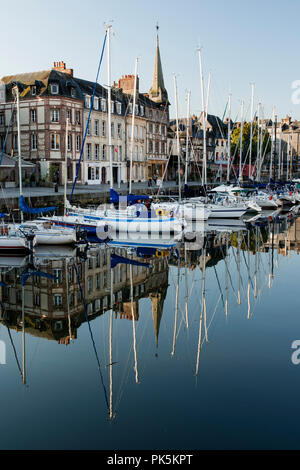 Honfleur, Frankreich - ist eine wirklich malerische und charmante Hafen im Mündungsgebiet der Seine, wo der Seine der Atlantischen Küste trifft. Stockfoto