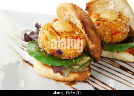 Gourmet Crab Cakes auf einem Brötchen. Exklusive Bild. Stockfoto