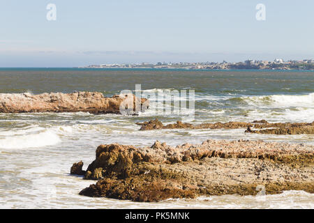 Strandblick Hermanus, Südafrika. Berühmte Wal Beobachtung Punkt. Afrikanische Wahrzeichen Stockfoto