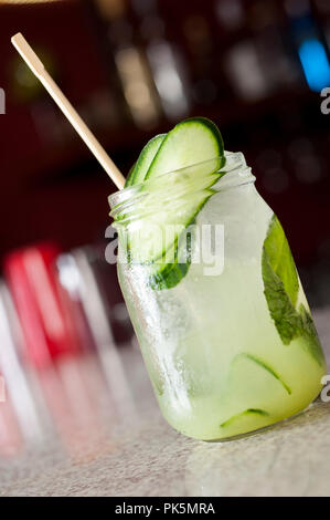 Gurke Basil Smash Cocktail, bestehend aus Gin, Basilikum, Gurke, einfache Sirup und Zitronensaft. Stockfoto