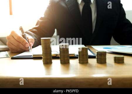 Unternehmer kalkulieren Investitionen Erweiterung business, Geld sparen. Finanzen Konzept. Stockfoto