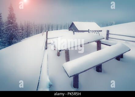 Palse ruht auf dem Berg Bauernhof bei frostigen Wintermorgen. Instagram Muskelaufbau. Stockfoto