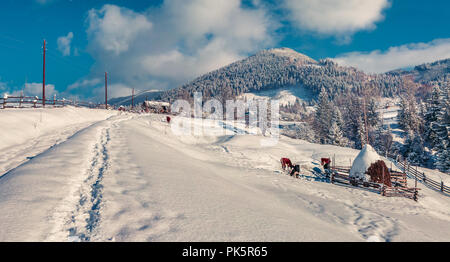 Sunny Winter Panorama Mountain Village. Stockfoto