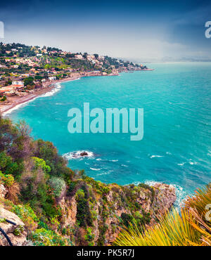 Azurblaue Mittelmeer vor dem Sturm auf die sizilianische Küste. Blick von Catel Di Tusa Ufer, Sizilien, Italien, Europa. Stockfoto