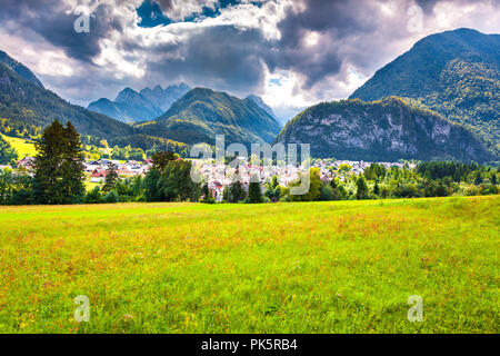 Sommer sonnige Aussicht auf den Berg Triglav reichen von der Gozd Martuljek Dorf, Julische Alpen, Slowenien, Europa. Stockfoto