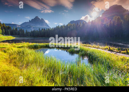 Suny Sommer Szene am See Antorno und Drei Zinnen von Lavaredo Südwand in Italien Alpen, die Drei Zinnen, Dolomiten, Europa. Stockfoto