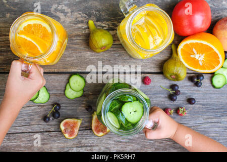 Kinder die Hände nehmen Sie Getränke mit Obst und Gemüse. Stockfoto