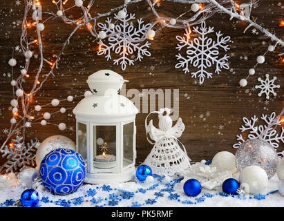 Weihnachten Komposition mit Laterne und Weihnachtslichter auf Holz- Hintergrund Stockfoto