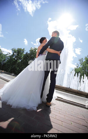 Braut und Bräutigam, stehen auf dem Marktplatz an einem Sommertag. Stockfoto