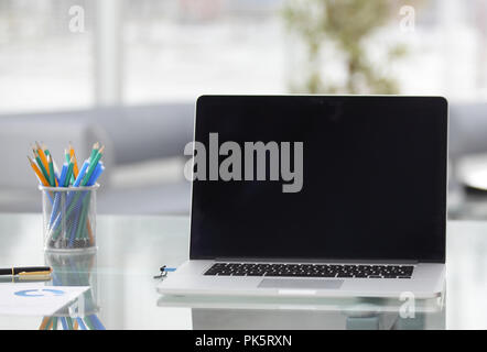 Öffnen Sie Notizbuch und Bleistift Box auf dem Schreibtisch des Kaufmanns. Stockfoto