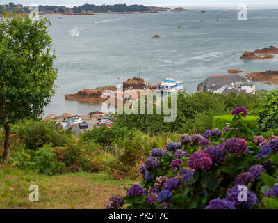 Strand von Pointe Arcouest, Bretagne, Frankreich. Gesehen auf dem Bootssteg und einem Schnellboot von der Ile de Bréhat (unten im Blick) Stockfoto