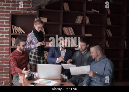 Gruppe von Designern und Fotografen verwenden, um einen Tablet-PC für Ihre Arbeit Stockfoto