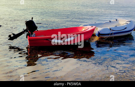 Red Beiboot mit Aussenborder günstig zusammen mit mit kleinen weißen Ausschreibung. Stock Bild. Stockfoto