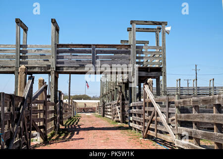 Leere Holz- Pferchen in Fort Worth Stockyards, Texas. Amerikanische Flagge. Horizontale. Stockfoto