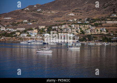 Nautische Schiffe vor Anker in der Bucht von Finkas in Syros, Griechenland. Stockfoto