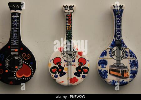 Lissabon, Portugal - 30. Mai 2018: Kühlschrank souvenir Magnete imitieren portugiesischen Fado Gitarre. Fado Portugal Worte auf sie geschrieben Stockfoto