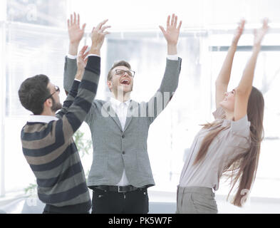 Motivierte junge Business Team Verpfändung Unterstützung heben ihre Hände Stockfoto