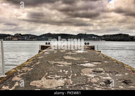 Dock am Ufer des Tejo im Frühling in Lissabon Stockfoto