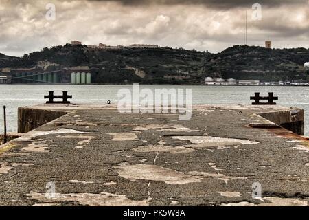 Dock am Ufer des Tejo im Frühling in Lissabon Stockfoto