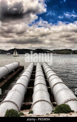 Ablassrohre am Ufer des Tejo in Lissabon, Portugal Stockfoto