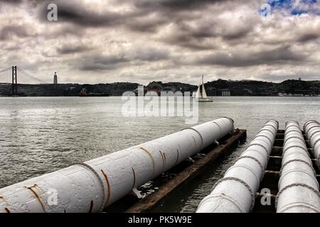 Ablassrohre am Ufer des Tejo in Lissabon, Portugal Stockfoto