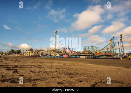 Santa Cruz Boardwalk Amusement Park vom Strand gesehen Stockfoto