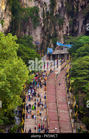 Die Besucher betreten und verlassen Batu Höhlen in der Nähe von Kuala Lumpur Stockfoto